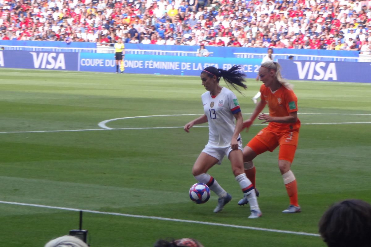 Alex Morgan defends the ball against Stefanie van der Gragt at the 2019 Women's World Cup.  Wikimedia Commons. https://creativecommons.org/licenses/by-sa/4.0/
